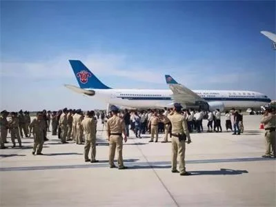 场面震撼！深圳真警察抓回来的“假警察”装了3飞机