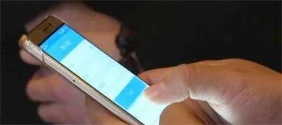 大妈接到“公安”诈骗电话，因不会操作手机网银躲过一劫
