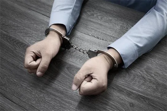 为赚取代购半挂汽车5000元手续费，被骗走65万保证金