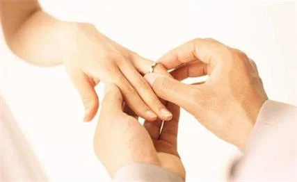 记者暗访婚姻介绍所揭骗局：不须身份证明，只要你交钱