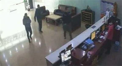 大妈接到“公安”诈骗电话，因不会操作手机网银躲过一劫