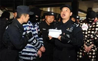 合肥警方荷枪实弹跨国抓捕，22名网络诈骗赌博罪犯落网