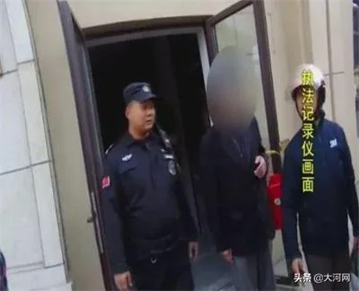 戏精大爷主动上门发喜糖又演苦肉计，花100块买5颗糖
