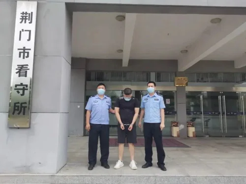 男子因经济拮据花销无度，声称“稳赚不赔，按月分红”诈骗朋友200余万