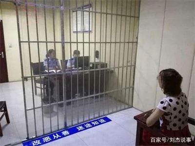 39岁女子爱上72岁大叔发现跟别的女人勾搭，用裸照敲诈2万元