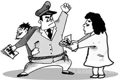 潮州一男子冒充民警实施诈骗，还多次无故砸坏公共财物