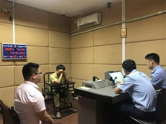 团伙以“招暑期工”为由招揽学生，教唆他们伪装成女性进行诈骗