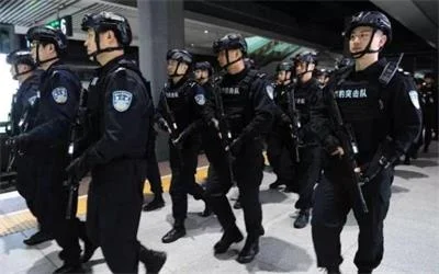 合肥警方荷枪实弹跨国抓捕，22名网络诈骗赌博罪犯落网