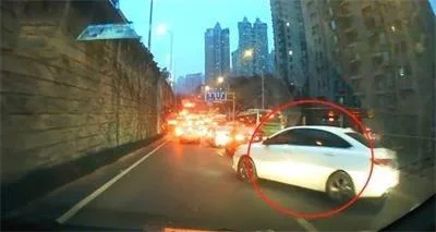 重庆男子一月碰瓷11起赚万元，争气儿子考上清华大学