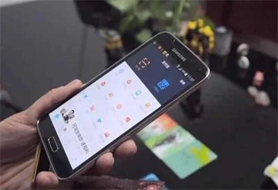 扫了码没付款完就走，手机店刚开业老板就被骗6000元