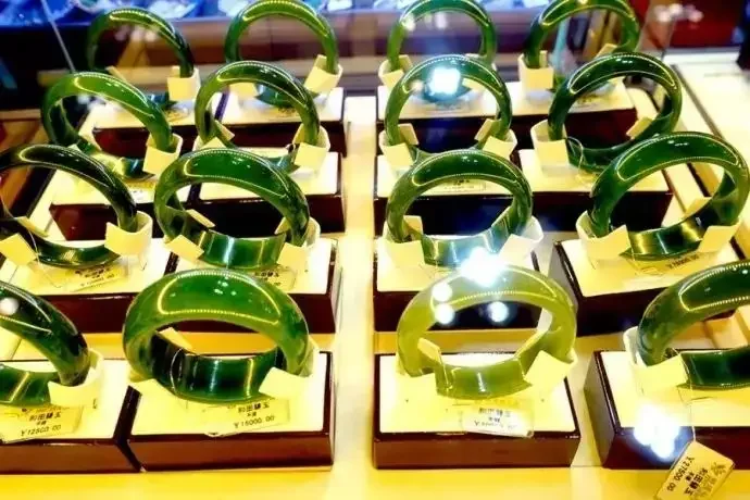 玉石珠宝店串通旅行社赠送“珍珠戒指”半年诈骗老年游客700万