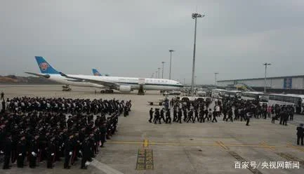 这群人躲在外国猪圈里给你打诈骗电话，被一窝端干净了