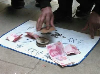 街头以“猜瓜子”进行诈骗，被识破后抢夺人民币6000元