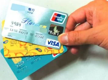 保险公司员工谎称为客户升级保单向公司贷款 套现诈骗数十万元