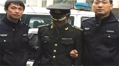 顶着假军衔15年诈骗400万，被抓顿悟：真当自己是军人了