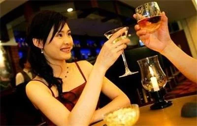 “附近的人”相约开房掉入诈骗陷阱，醒来发现被洗劫一空