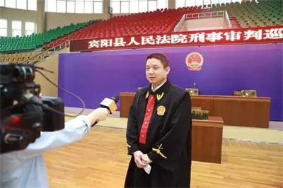 宾阳首次巡回宣判网络诈骗案！16人获刑最高罚100万