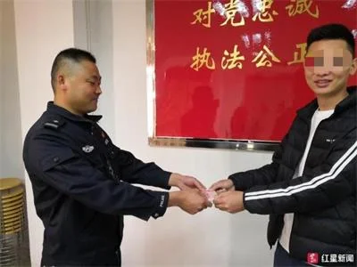 53岁大妈碰瓷“老戏骨”用旧伤找豪车诈骗一次1000元