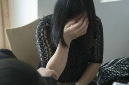 女子和“陌陌”男网友见面，被骗进巷子在车上遭强迫发生关系