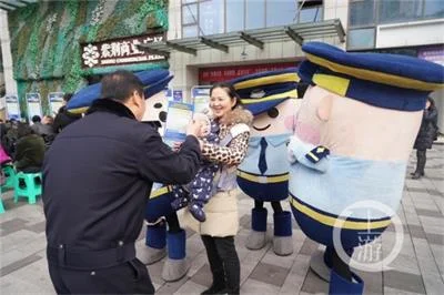 渝北公安分局用原创防骗舞蹈，引导市民提高安全防范意识