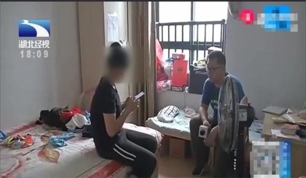 银行卡没钱也能被骗，女子网购资料泄露被贷款15000元