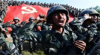 顶着假军衔15年诈骗400万，被抓顿悟：真当自己是军人了