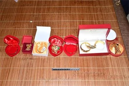 46岁大妈假冒95后“白富美”同时诈骗三人28万现金和10万首饰