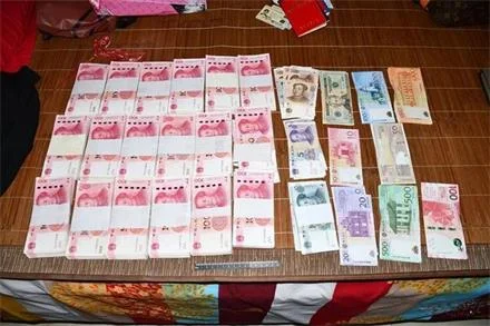 46岁大妈假冒95后“白富美”同时诈骗三人28万现金和10万首饰