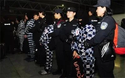 合肥警方荷枪实弹跨国抓捕，22名网络诈骗赌博罪犯落网